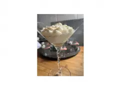 Step <p>Remoje levemente la mitad del bizcocho en el zumo de naranja, lo justo para que se empapen sin romperse y a partir de aquí habrá que ir alternando una capa de bizcocho remojado, una de crema de queso mascarpone, una de bizcocho, una de crema, así hasta terminar ambos en el recipiente que hayamos elegido para servir. </p><p>Una vez terminados, cubrir con film y meter en la nevera a enfriar unas 5 horas. Después sacar y decorar espolvoreando con cacao y piel de naranja. </p> illustration