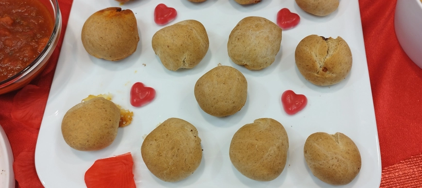 Bollitos preñados con masa básica de pizza