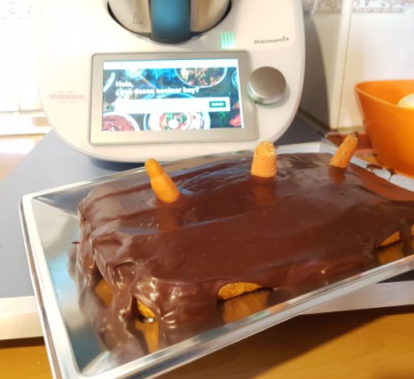 Bizcocho de zanahoria con cobertura de chocolate negro