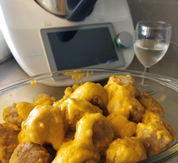 Albóndigas en salsa de vino tinto